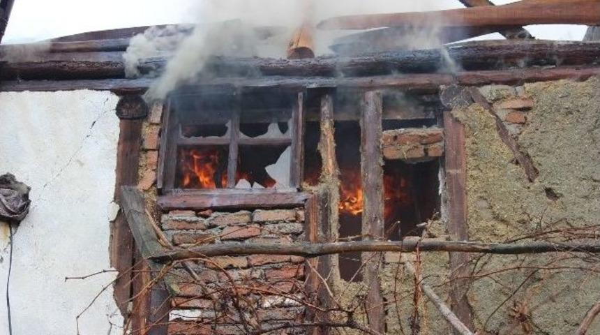 Osmancık&rsquo;ta Evleri Yanan Aile Kış G&uuml;n&uuml; Sokakta Kaldı