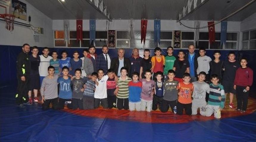 G&uuml;reş Ağasından Pehlivanlara Tatlı İkramı