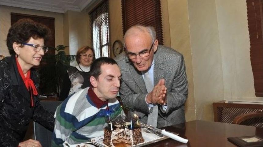 Başkan Yılmaz, Engelli Yazarın Doğum G&uuml;n&uuml;n&uuml; Makamında Kutladı