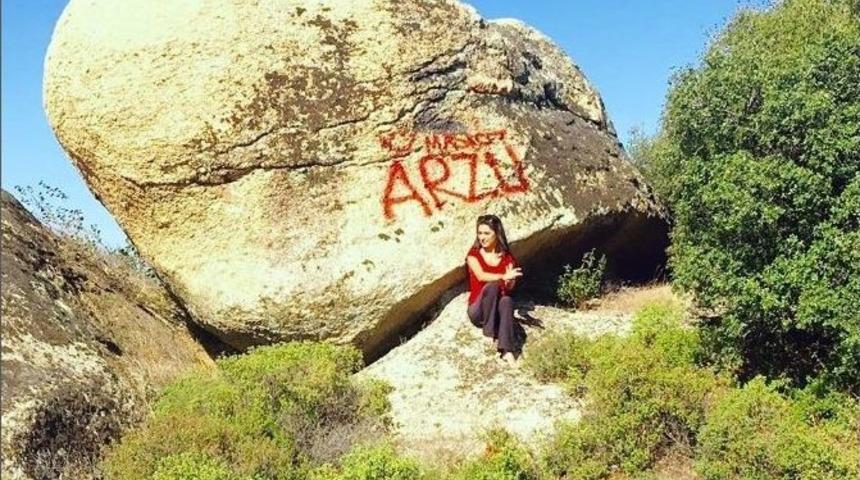 &Ouml;len K&ouml;peğine Mezar Yapıp &Ccedil;i&ccedil;eklerle S&uuml;sledi