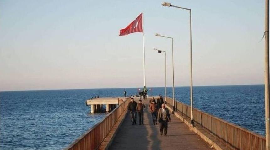 Giresun&rsquo;un En B&uuml;y&uuml;k Bayrağı Şehitler İ&ccedil;in G&ouml;ndere &Ccedil;ekildi