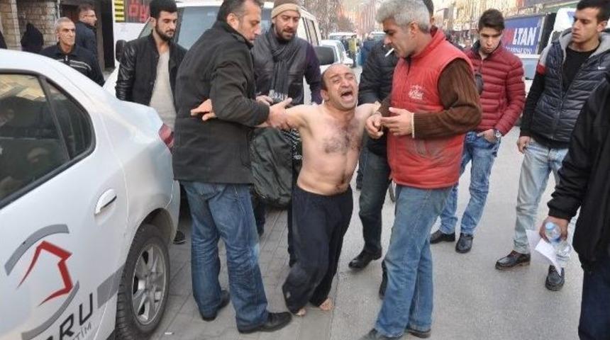 Kendisini Şefine Şikayet Eden Arkadaşına Kızdı, Cadde Ortasında Elbiselerini Yaktı