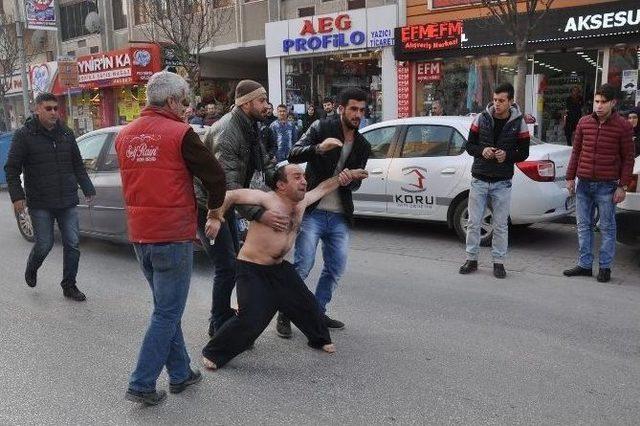 Kendisini Şefine Şikayet Eden Arkadaşına Kızdı, Cadde Ortasında Elbiselerini Yaktı