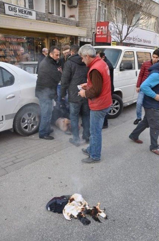 Kendisini Şefine Şikayet Eden Arkadaşına Kızdı, Cadde Ortasında Elbiselerini Yaktı