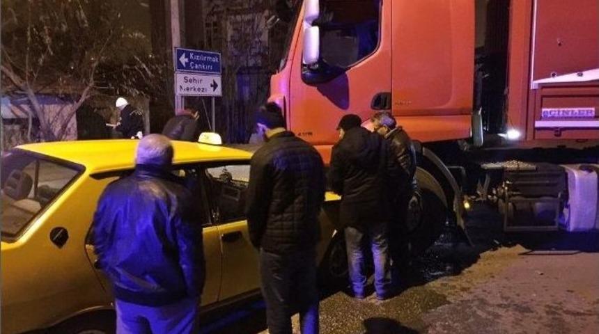 Otomobil İle Tır Kafa Kafaya &Ccedil;arpıştı