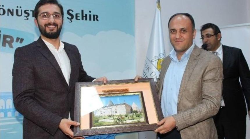 Yazar Hikmet Anıl &Ouml;ztekin, Beyşehir&rsquo;de S&ouml;yleşiye Katıldı