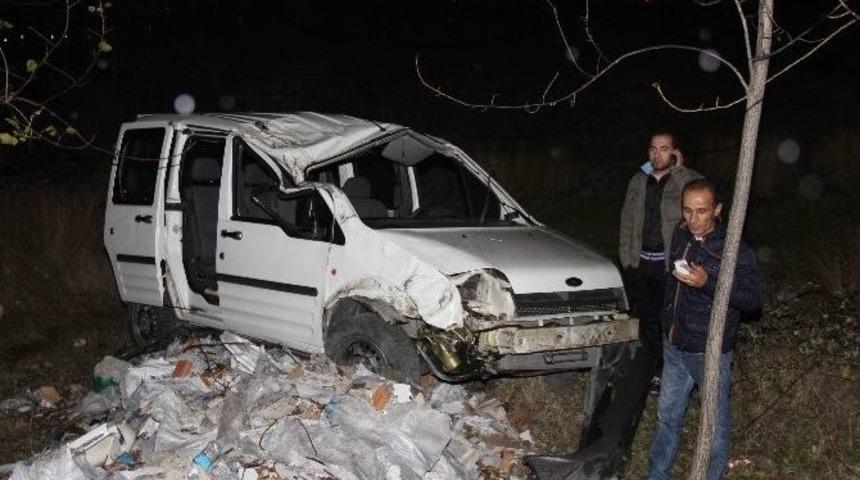 Kamyonet Şarampole Yuvarlandı: 4 Yaralı