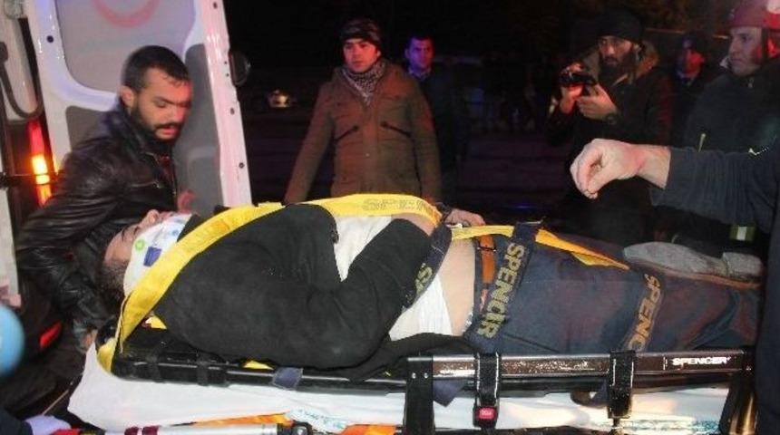 Tramvay Hattına U&ccedil;an Otomobilde Sıkıştı