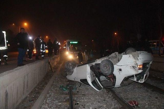 Tramvay Hattına U&ccedil;an Otomobilde Sıkıştı 2