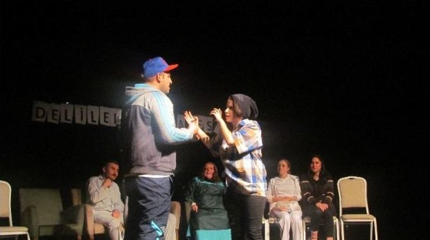 "&uuml;ş&uuml;t&uuml;k K&ouml;rler, G&uuml;neşe Yolculuk" Vezirk&ouml;pr&uuml;&rsquo;de Sahnelendi