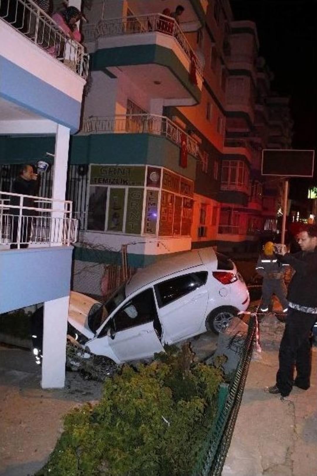 Otomobil Apartman Bah&ccedil;esine Daldı: 3 Yaralı