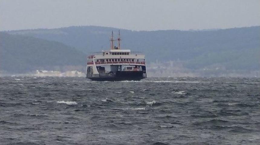 &Ccedil;anakkale&rsquo;de Feribot Seferlerine Fırtına Engeli