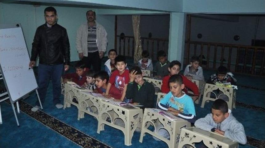 &Ouml;ğrenciler Camide İngilizce Ve Matematik &Ouml;ğreniyor