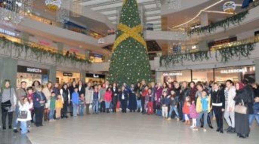 Kocaeli&rsquo;de Protokol Eşleri &Ccedil;ocuklarla Bir Araya Geldi