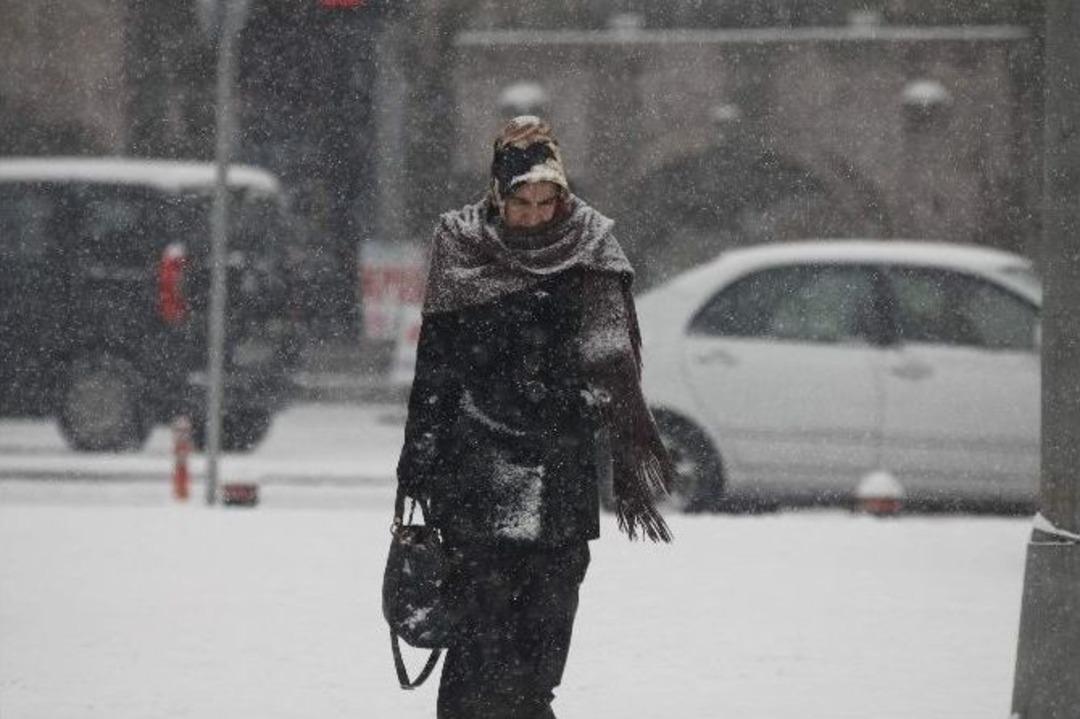 Kayseri G&uuml;ne Karla Uyandı