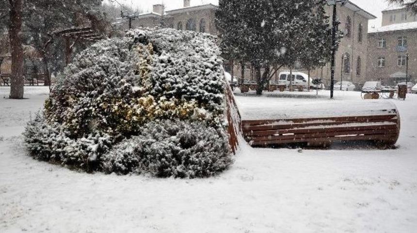 Nevşehir&rsquo;de Akşam Sis Sabah Kar Yağışı Etkili Oldu