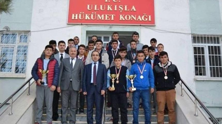 Ulukışla Mesleki Ve Teknik Anadolu Lisesi G&uuml;reşte 20 Madalya Aldı