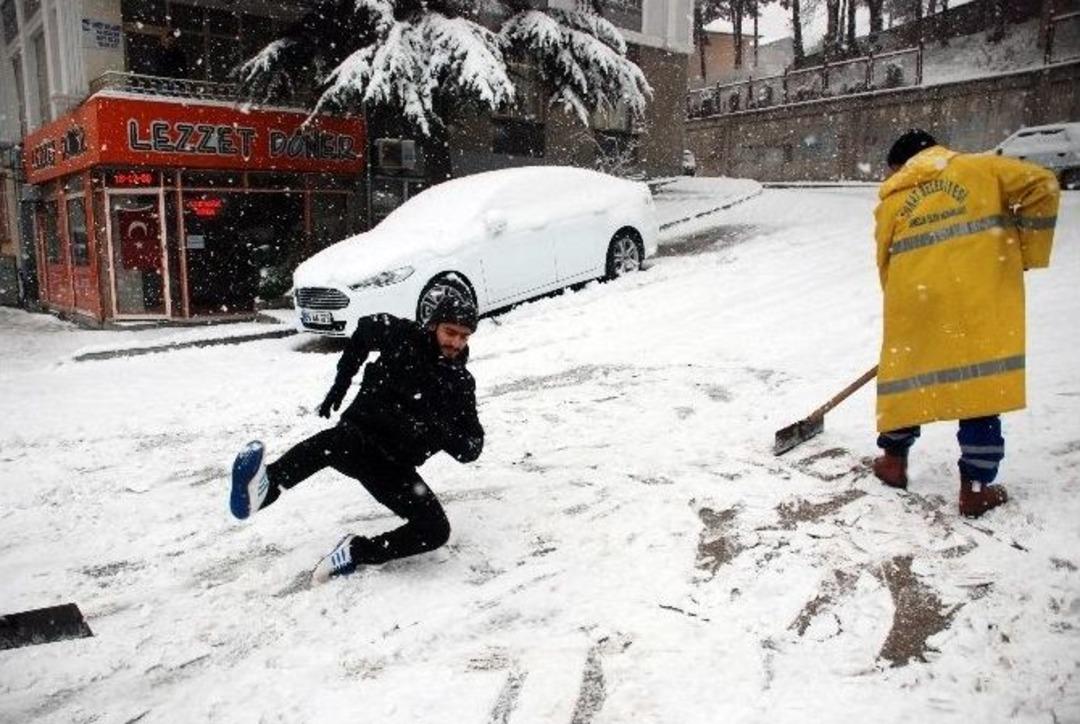Tokat&rsquo;ta Buzlanan Yollarda Vatandaşların Zor Anları
