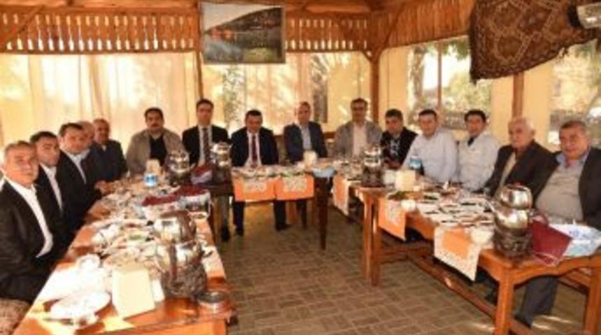 Başkan Y&uuml;cel, Muhtarlar İle Bir Araya Geldi