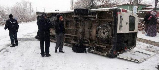 Aksaray’da Öğrenci Servisi Devrildi: 1 Yaralı