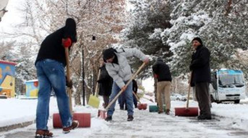 Doğu Anadolu G&uuml;ne Karla Uyandı