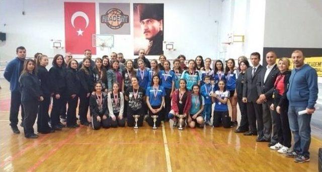 Adana’da Okullarası Gençler Badminton Müsabakaları