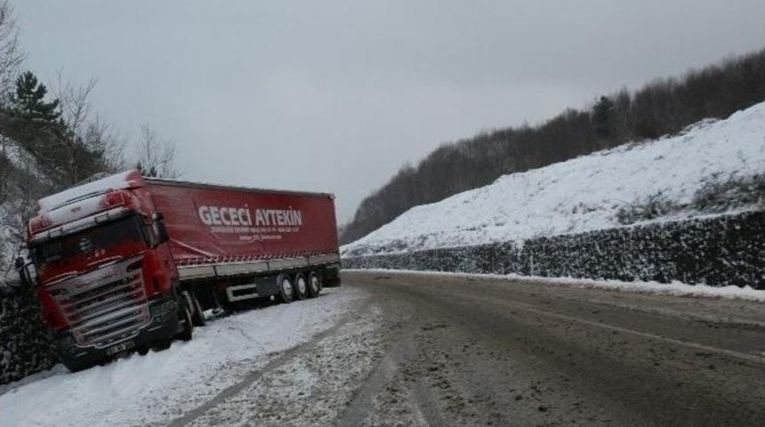 Kar Yağışı Trafiği Olumsuz Etkiledi