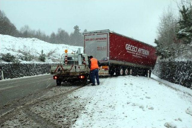 Kar Yağışı Trafiği Olumsuz Etkiledi