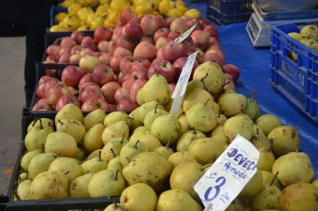 Yeni Yıl &Ouml;ncesi Son Pazarda Vatandaş Meyveye Y&ouml;neldi