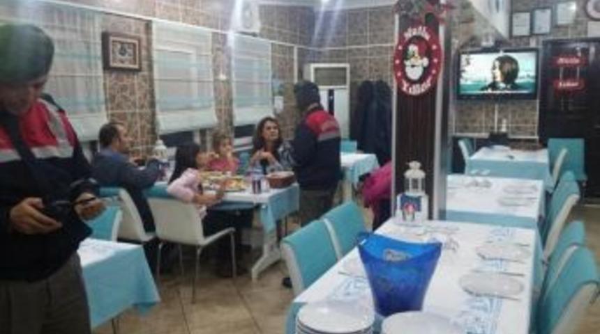 &Ccedil;aycuma İl&ccedil;e Jandarma Ekipleri Vatandaşların Yeni Yılını Kutladı