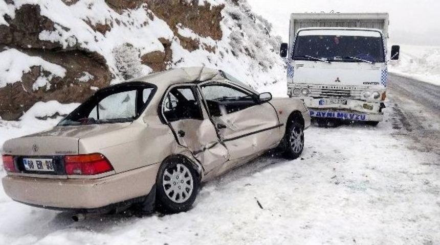 Otomobil Kamyonete &Ccedil;arptı: 4 Yaralı