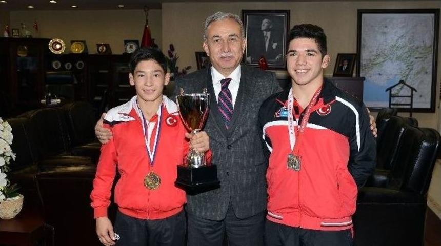 Vali B&uuml;y&uuml;k Balkan Şampiyonu G&uuml;reş&ccedil;ileri &Ouml;d&uuml;llendirdi