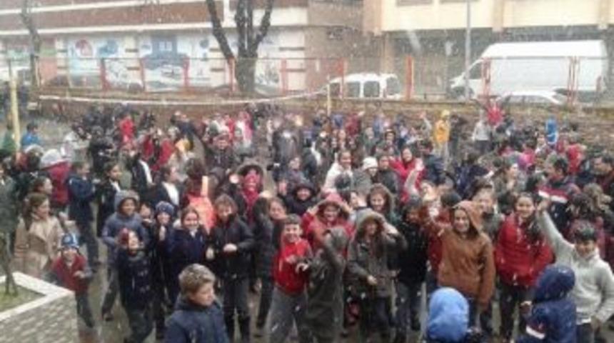 Kar Yağışı En &Ccedil;ok &Ccedil;ocukları Sevindirdi