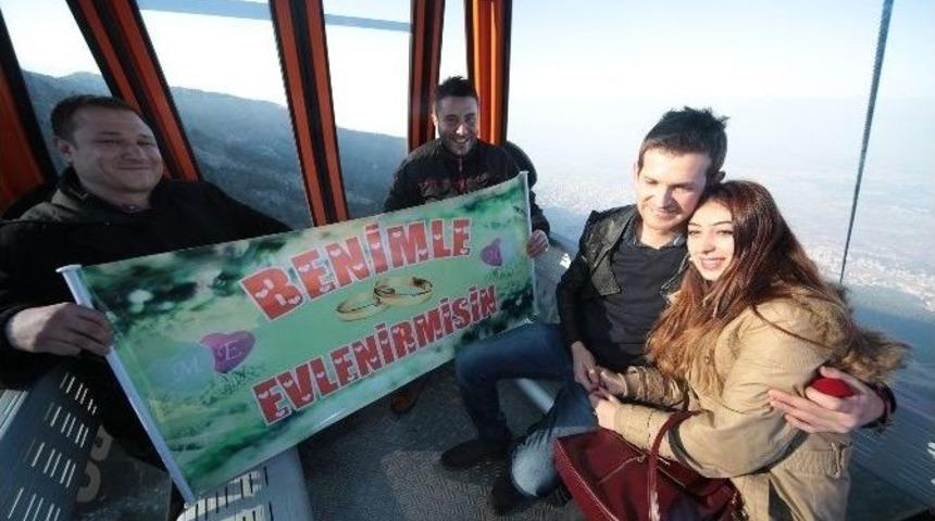 Y&uuml;kseklik Korkusu Olan Gen&ccedil; Kıza, Teleferikte Evlilik Teklifi