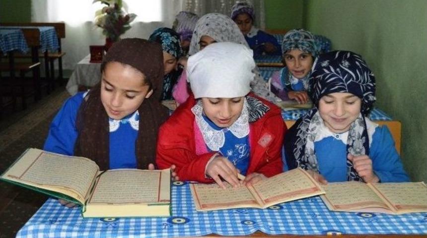 K&ouml;y &Ccedil;ocukları Kur&rsquo;an &Ouml;ğreniyor