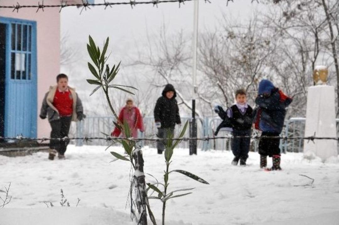 Kar Yağışı En &Ccedil;ok Minikleri Sevindirdi