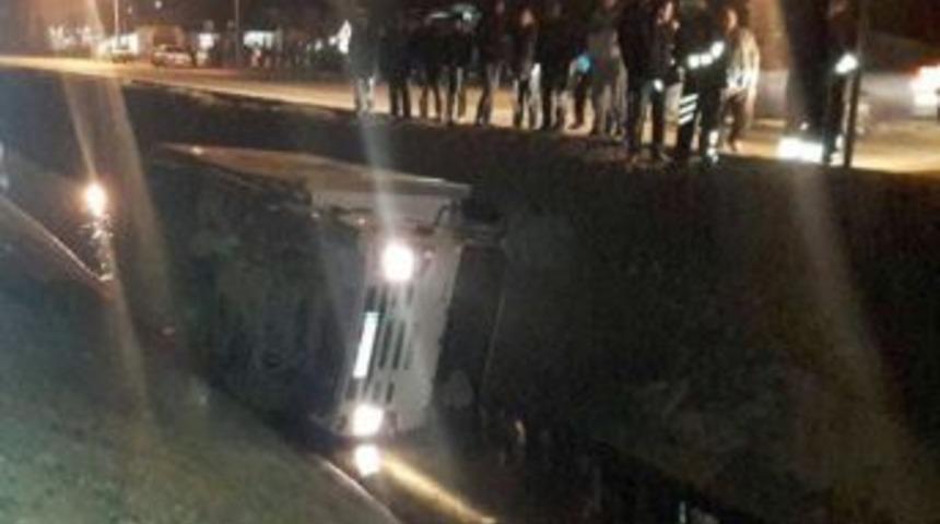 Kamyon Su Kanalına U&ccedil;tu, S&uuml;r&uuml;c&uuml;y&uuml; İtfaiye Kurtardı