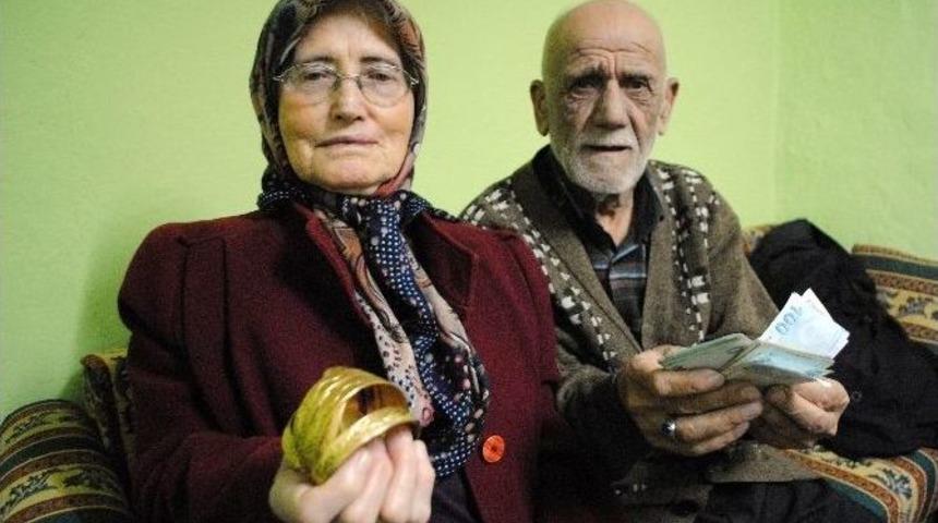 Yaşlı &Ccedil;ifti &rsquo;polis Ve Savcıyız&rsquo; Diye Dolandırdılar