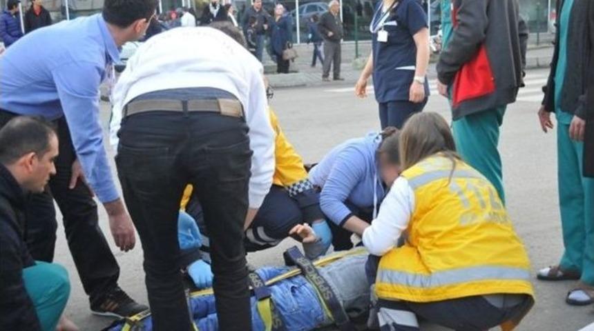 Otomobil Yaya Ge&ccedil;idinde Kadına B&ouml;yle &Ccedil;arptı