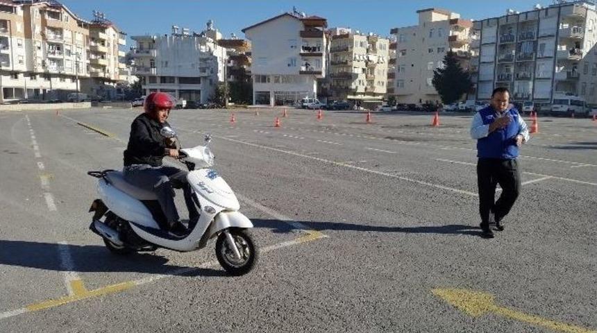 Kaymakam G&uuml;nl&uuml;, İşitme Engellilere Ehliyet Belgelerini Verdi