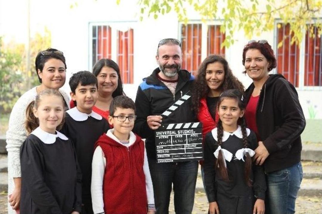 &rsquo;mutluluktan Ağlanır Mı?&rsquo; Yurt Dışında T&uuml;rkiye&rsquo;yi Temsil Edecek