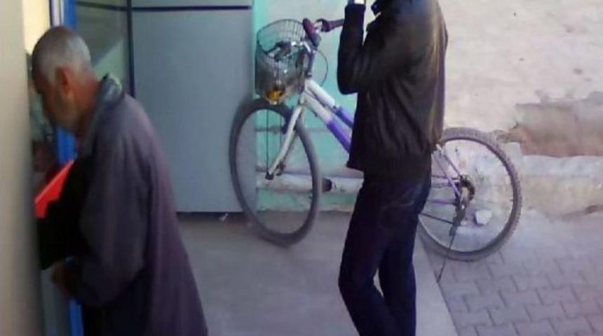Bisiklet Hırsızını Ayakkabısı Ele Verdi