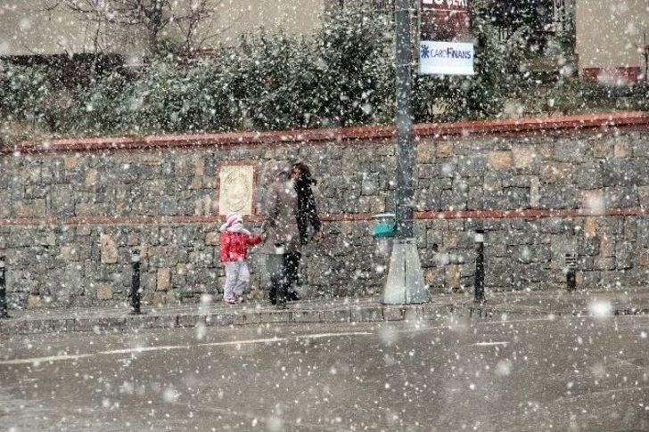 İstanbul’da Kar Yağışı Bazı Bölgelerde Etkisin Arttırdı G3