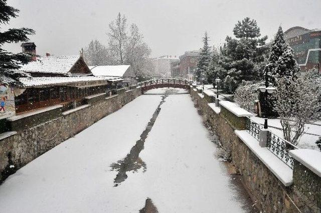 Akşehir’e Yılın İlk Karı Yağdı