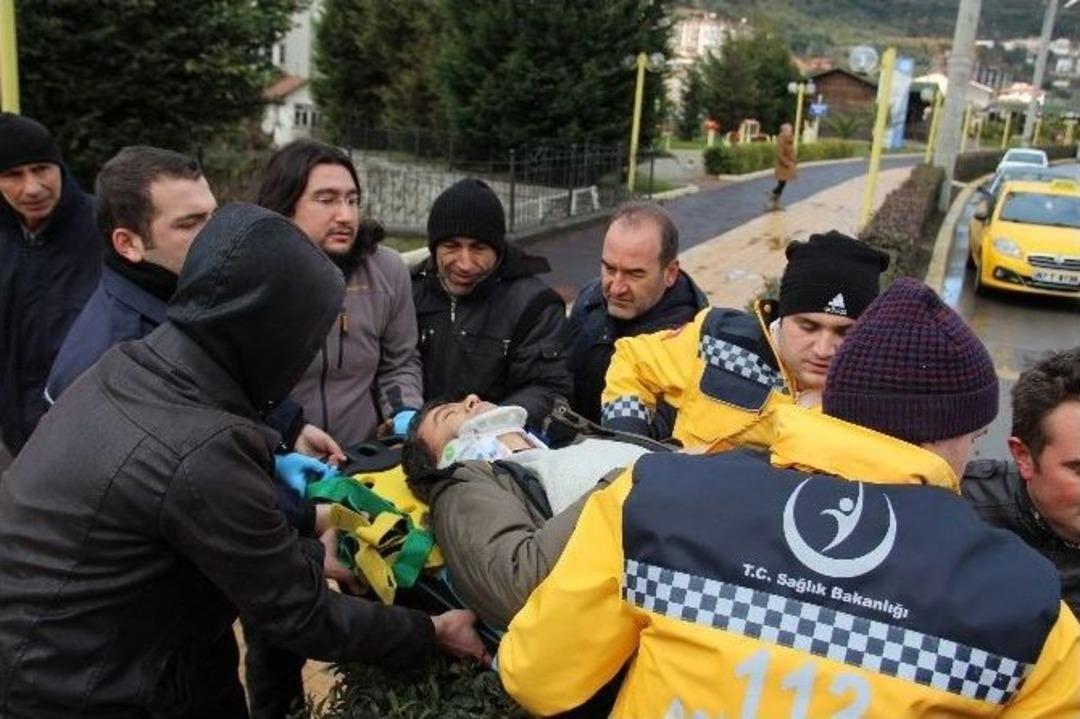 Yaralı S&uuml;r&uuml;c&uuml; Otomobilden Sedye İle &Ccedil;ıkarılabildi