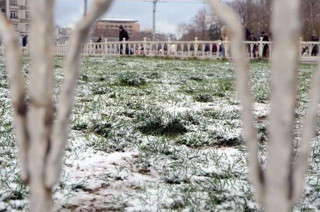 Taksim Beyaza Büründü, Vatandaşlar Keyfini Çıkardı