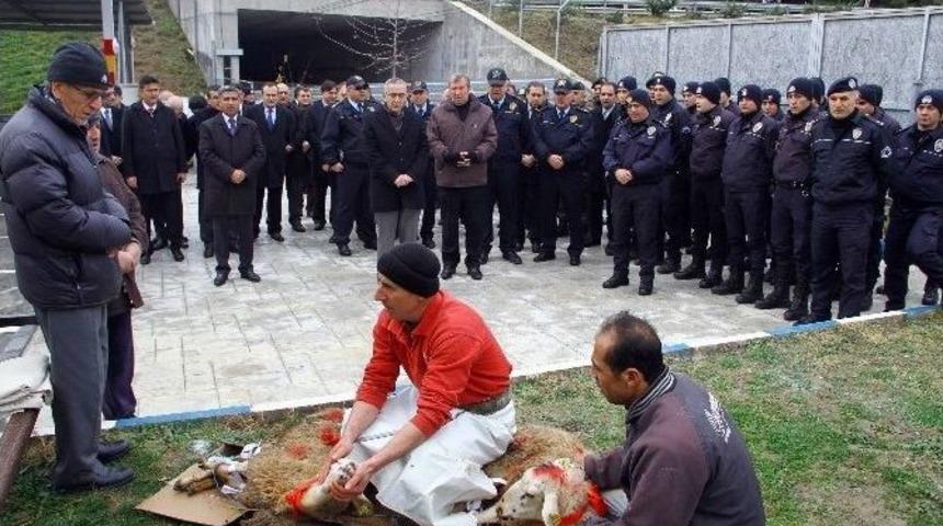 Samsun Emniyet M&uuml;d&uuml;rl&uuml;ğ&uuml; Doğudaki Polisler İ&ccedil;in Kurban Kesti