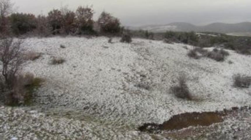 Lapseki&rsquo;de Y&uuml;ksek Kesimlere Kar Yağdı
