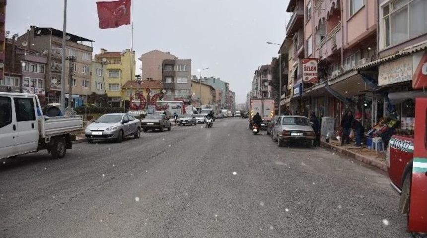 Dursunbey&rsquo;de Kar Yağışı Etkili Olmaya Başladı