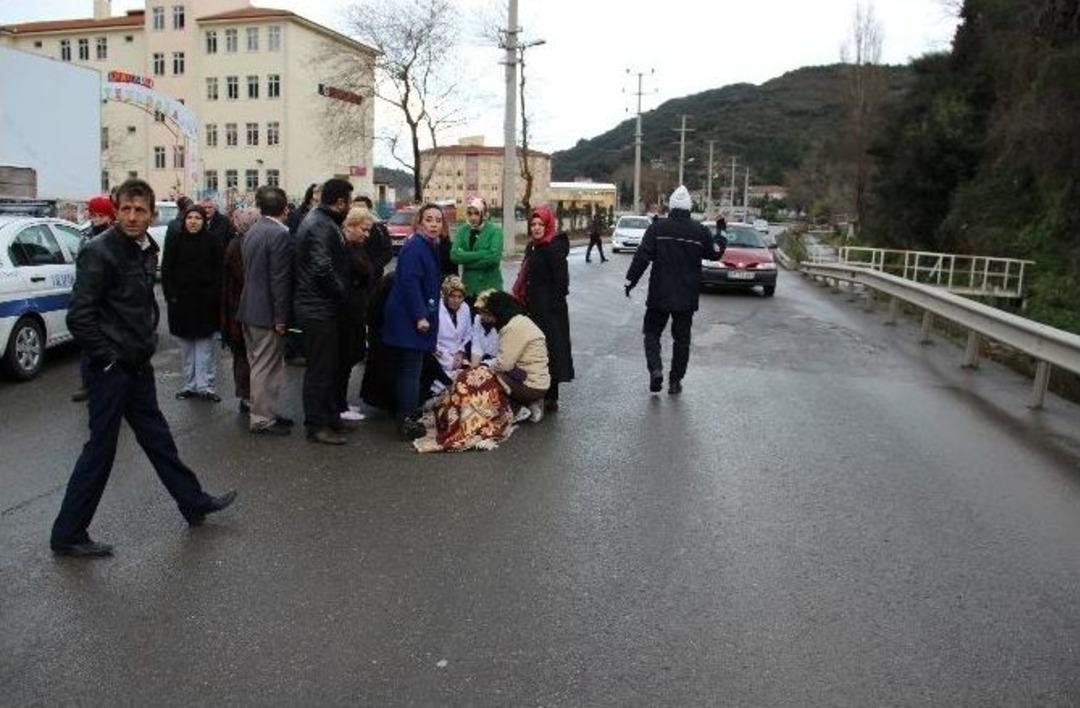 Otomobilin &Ccedil;arptığı &Ouml;ğretmen &Uuml;ş&uuml;mesin Diye Battaniye &Ouml;rtt&uuml;ler